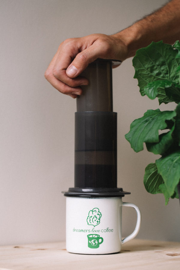 Taza de metal verde, a Coffee for the Earth café para todos, café por un mundo mejor