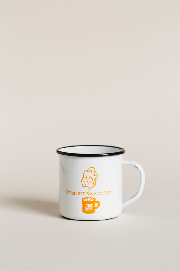 Taza de metal naranja, a Coffee for School, café para todos, café por un mundo mejor