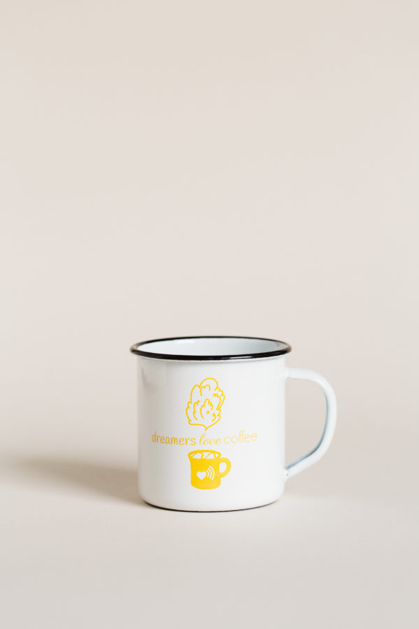 Taza de metal amarilla, a Coffee for Hope, café para todos, café por un mundo mejor