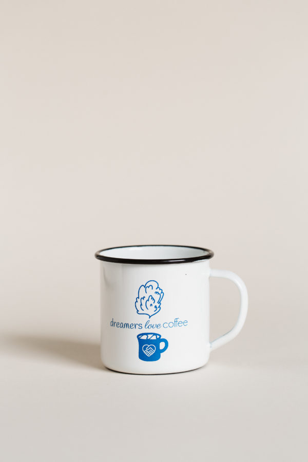 Taza de metal azul, a Coffee for refugees, café para todos, café por un mundo mejor