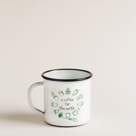 Taza de metal verde, a Coffee for the Earth café para todos, café por un mundo mejor