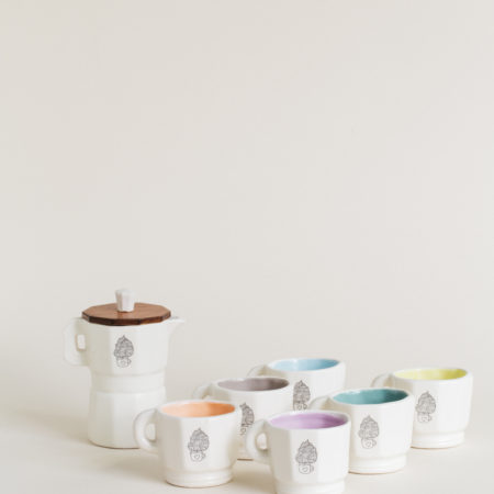 mini tazas y mini cafetera de cerámica, hecha a mano, café por un mundo mejor