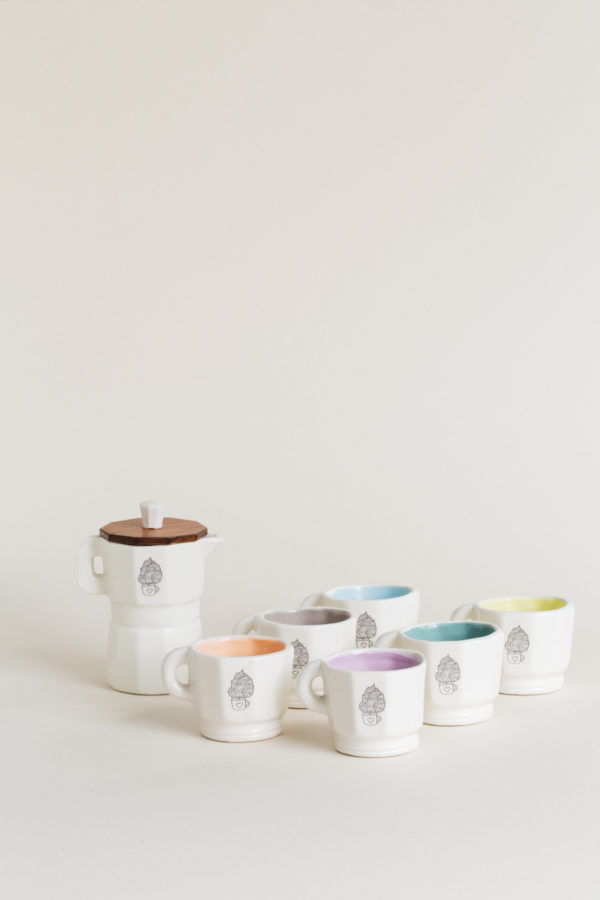 mini tazas y mini cafetera de cerámica, hecha a mano, café por un mundo mejor
