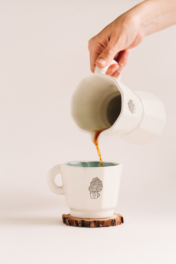 Cafetera y taza de cerámica artesanal hecha a mano café por un mundo mejor