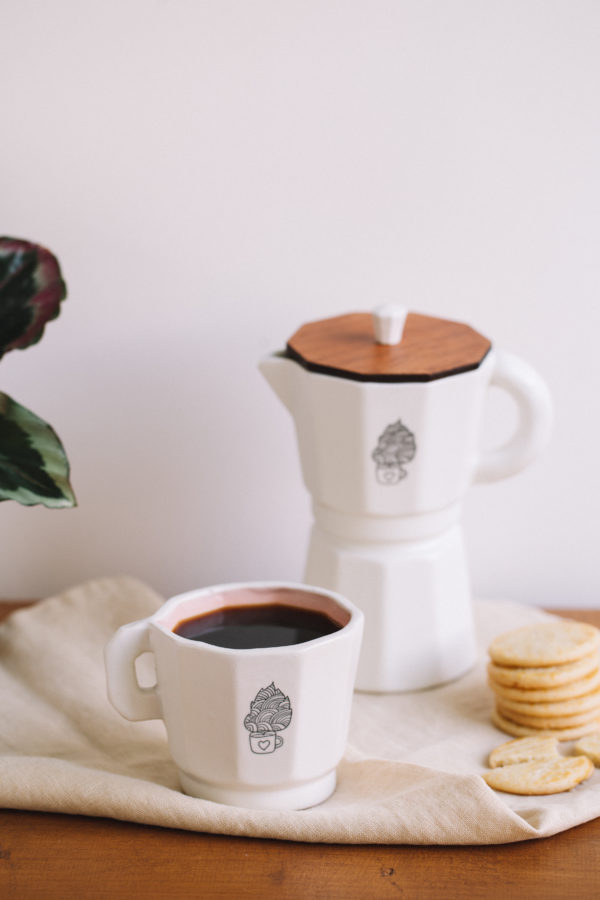 Cafetera de cerámica, artesanal, hecha a mano, café por un mundo mejor
